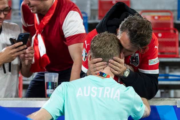UEFA EURO, EM, Europameisterschaft,Fussball 2024: Gruppenspiel Österreich - Frankreich; 17.06.2024 Florian Kainz (Österreich, 17) schenkt Vereinskollege Mark Uth sein Trikot. UEFA EURO 2024: Gruppenspiel Österreich - Frankreich; Arena Düsseldorf, Düsseldorf, am 17.06.2024 Copyright: xBEAUTIFULxSPORTS Meuselx