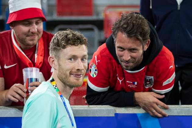 UEFA EURO, EM, Europameisterschaft,Fussball 2024: Gruppenspiel Österreich - Frankreich; 17.06.2024 Florian Kainz (Österreich, 17) schenkt Vereinskollege Mark Uth sein Trikot. UEFA EURO 2024: Gruppenspiel Österreich - Frankreich; Arena Düsseldorf, Düsseldorf, am 17.06.2024 Copyright: xBEAUTIFULxSPORTS Meuselx