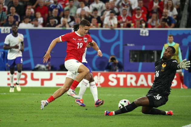 Germany - UEFA EURO, EM, Europameisterschaft,Fussball 2024 - Austria vs France - 15 06 2024 GERMANY, DUSSELDORF, JUNE 17. Mike Maignan of France makes a save under pressure from Christoph Baumgartner of Austria during the UEFA EURO 2024 group D stage match between Austria and France. On June 17, 2024 at Dusseldorf Arena in Dusseldorf, Germany. Photo by Manuel Blondeau AOP.Press Dusseldorf Dusseldorf Arena Germany Copyright: x ManuelxBlondeau AOP.Pressx AOP20240617 0036