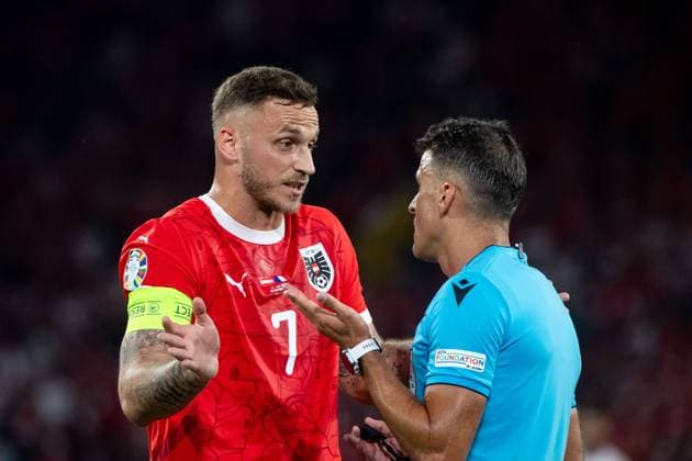 Marko Arnautovic (Oesterreich, 07) diskutiert mit Schiedsrichter Jesus Gil Manzano (Spanien), GER, Austria (AUT) vs France (FRA), Fussball Europameisterschaft, UEFA EURO, EM, Europameisterschaft,Fussball 2024, Gruppe D, 1. Spieltag, 17.06.2024 GER, Austria (AUT) vs France (FRA), Fussball Europameisterschaft, UEFA EURO 2024, Gruppe D, 1. Spieltag, 17.06.2024 Duesseldorf Copyright: xEibner-Pressefoto Memmlerx EP_MMR