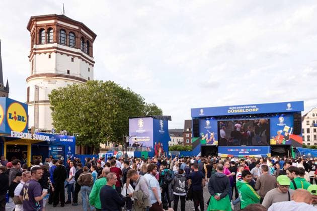 Fan Zone Burgplatz in Düsseldorf - Public Viewing: UEFA EURO, EM, Europameisterschaft,Fussball 2024 - Österreich gegen Frankreich; 17.06.2024 Fan Zone Burgplatz in Düsseldorf - Public Viewing: UEFA EURO 2024 - Österreich gegen Frankreich am 17.06.2024, Düsseldorf. - Copyright: xBEAUTIFULxSPORTS KennyxBeelex