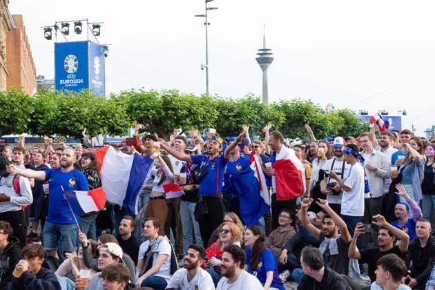 Fan Zone Burgplatz in Düsseldorf - Public Viewing: UEFA EURO, EM, Europameisterschaft,Fussball 2024 - Österreich gegen Frankreich; 17.06.2024 Fan Zone Burgplatz in Düsseldorf - Public Viewing: UEFA EURO 2024 - Österreich gegen Frankreich am 17.06.2024, Düsseldorf. - Copyright: xBEAUTIFULxSPORTS KennyxBeelex