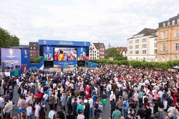 Fan Zone Burgplatz in Düsseldorf - Public Viewing: UEFA EURO, EM, Europameisterschaft,Fussball 2024 - Österreich gegen Frankreich; 17.06.2024 Fan Zone Burgplatz in Düsseldorf - Public Viewing: UEFA EURO 2024 - Österreich gegen Frankreich am 17.06.2024, Düsseldorf. - Copyright: xBEAUTIFULxSPORTS KennyxBeelex