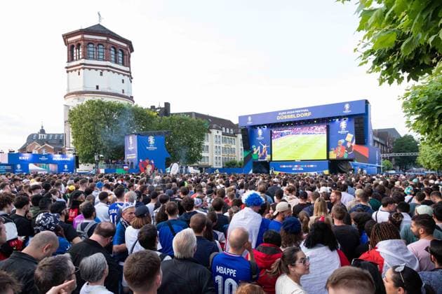 Fan Zone Burgplatz in Düsseldorf - Public Viewing: UEFA EURO, EM, Europameisterschaft,Fussball 2024 - Österreich gegen Frankreich; 17.06.2024 Fan Zone Burgplatz in Düsseldorf - Public Viewing: UEFA EURO 2024 - Österreich gegen Frankreich am 17.06.2024, Düsseldorf. - Copyright: xBEAUTIFULxSPORTS KennyxBeelex