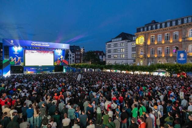 Fan Zone Burgplatz in Düsseldorf - Public Viewing: UEFA EURO, EM, Europameisterschaft,Fussball 2024 - Österreich gegen Frankreich; 17.06.2024 Fan Zone Burgplatz in Düsseldorf - Public Viewing: UEFA EURO 2024 - Österreich gegen Frankreich am 17.06.2024, Düsseldorf. - Copyright: xBEAUTIFULxSPORTS KennyxBeelex