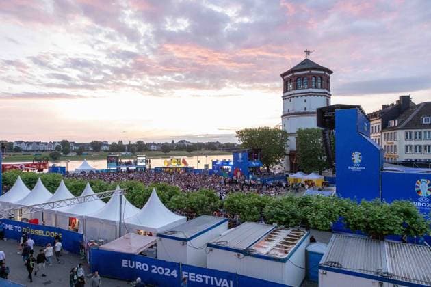 Fan Zone Burgplatz in Düsseldorf - Public Viewing: UEFA EURO, EM, Europameisterschaft,Fussball 2024 - Österreich gegen Frankreich; 17.06.2024 Fan Zone Burgplatz in Düsseldorf - Public Viewing: UEFA EURO 2024 - Österreich gegen Frankreich am 17.06.2024, Düsseldorf. - Copyright: xBEAUTIFULxSPORTS KennyxBeelex