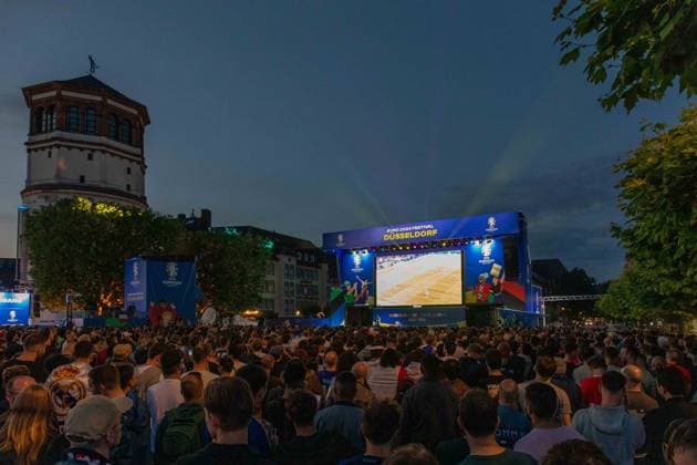 Fan Zone Burgplatz in Düsseldorf - Public Viewing: UEFA EURO, EM, Europameisterschaft,Fussball 2024 - Österreich gegen Frankreich; 17.06.2024 Fan Zone Burgplatz in Düsseldorf - Public Viewing: UEFA EURO 2024 - Österreich gegen Frankreich am 17.06.2024, Düsseldorf. - Copyright: xBEAUTIFULxSPORTS KennyxBeelex