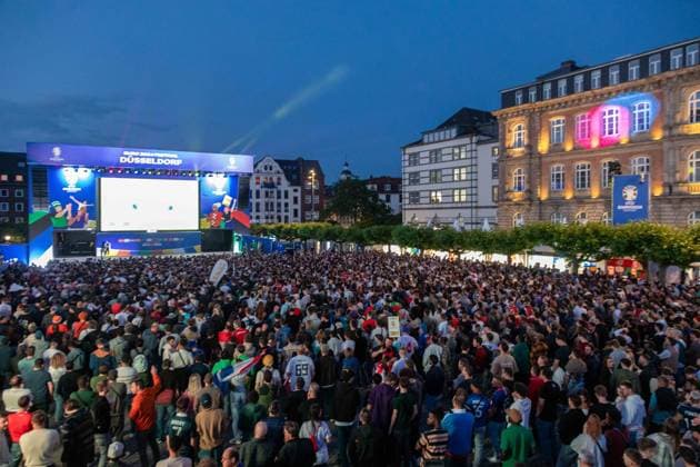 Fan Zone Burgplatz in Düsseldorf - Public Viewing: UEFA EURO, EM, Europameisterschaft,Fussball 2024 - Österreich gegen Frankreich; 17.06.2024 Fan Zone Burgplatz in Düsseldorf - Public Viewing: UEFA EURO 2024 - Österreich gegen Frankreich am 17.06.2024, Düsseldorf. - Copyright: xBEAUTIFULxSPORTS KennyxBeelex