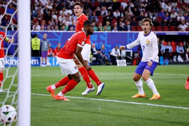 WOEBER Maximilian Team Oesterreich Eigentor zum 0 : 1 Endstand rechts GRIEZMANN Antoine UEFA Fussball Eueropameisterschaften 2024 in Deutschland Spiel Gruppe D Oesterreich - Frankreich 0 : 1 am 17.06.2024 in Duesseldorf DFL REGULATIONS PROHIBIT ANY USE OF PHOTOGRAPHS as IMAGE SEQUENCES and or QUASI-VIDEO Copyright: xLacixPerenyix