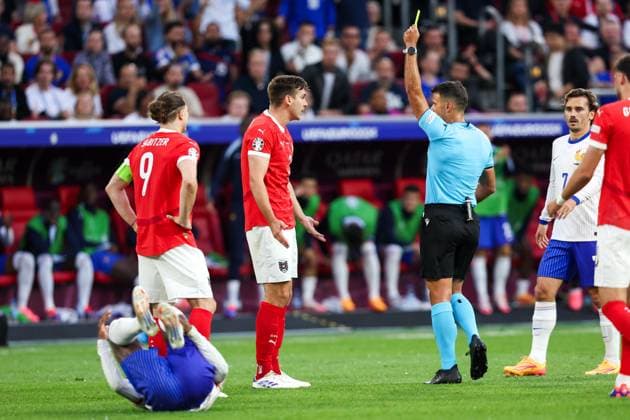 Austria v France - UEFA EURO, EM, Europameisterschaft,Fussball 2024 Marcel Sabitzer, Maximilian Wober and referee Jesus Gil Manzano is playing during the UEFA Euro 2024 Group D match between Austria v France, at the Düsseldorf Arena in Düsseldorf, Germany, on June 17, 2024. Düsseldorf Germany  Copyright: xAndrzejxIwanczukx originalFilename:iwanczuk-austriav240617_npStq.jpg
