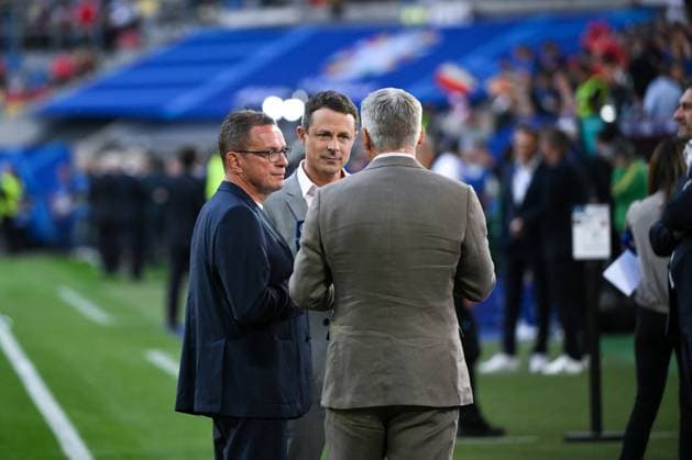 ARD Experte Bastian Schweinsteiger, re. mit ARD Moderator Alexander Bommes im Interview mit Trainer Ralf Rangnick (Österreich), li. 17.06.2024, Fussball Europameisterschaft 2024, Vorrunde, 1. Spieltag Österreich - Frankreich 0:1 Duesseldorf Merkur Spiel Arena Nordrhein Westfalen Deutschland