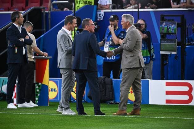 ARD Experte Bastian Schweinsteiger, re. mit ARD Moderator Alexander Bommes im Interview mit Trainer Ralf Rangnick (Österreich), mi. 17.06.2024, Fussball Europameisterschaft 2024, Vorrunde, 1. Spieltag Österreich - Frankreich 0:1 Duesseldorf Merkur Spiel Arena Nordrhein Westfalen Deutschland