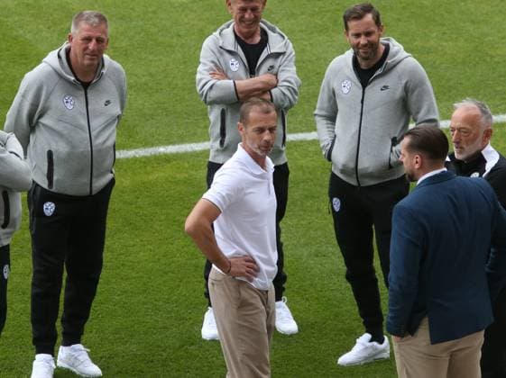 Euro 2024, Slowenische Nationalmannschaft, Base Camp in Wuppertal, 17.06.2024 - UEFA Präsident Alexander Ceferin besuchte die Slowenienische Mannschaft beim Training im Stadion am Zoo Wuppertal