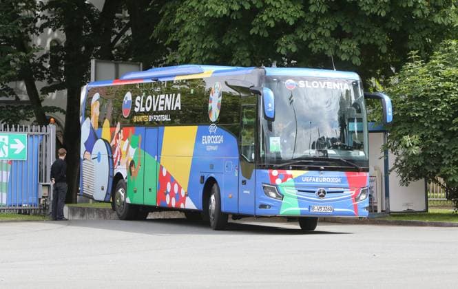 Euro 2024, Slowenische Nationalmannschaft, Base Camp in Wuppertal, 17.06.2024 - Der Mannschaftsbus Sloweniens fährt ins Stadion am Zoo in Wuppertal ein