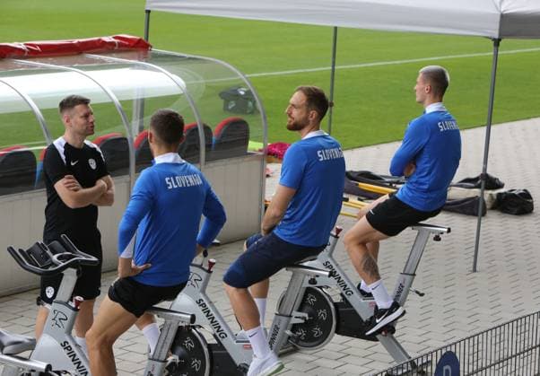 Euro 2024, Slowenische Nationalmannschaft, Base Camp in Wuppertal, 17.06.2024 - XX, Jan Oblak und Benjamin Sesko ( Slowenien ) beim Training im Stadion am Zoo Wuppertal auf dem Heimtrainer