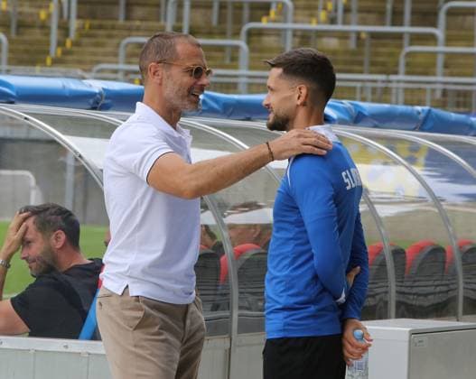 Euro 2024, Slowenische Nationalmannschaft, Base Camp in Wuppertal, 17.06.2024 - UEFA Präsident Alexander Ceferin ( links ) mit Petar Stojanoviv besuchte die Slowenienische Mannschaft beim Training im Stadion am Zoo Wuppertal