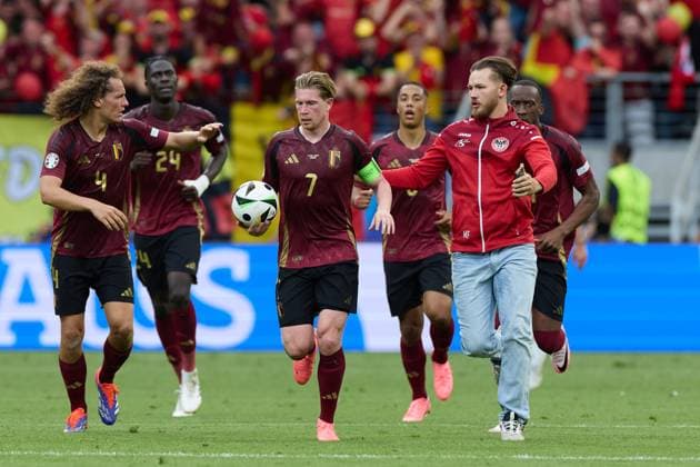 (240618) -- FRANKFURT, June 18, 2024 -- Kevin De Bruyne (3rd L) of Belgium reacts during the UEFA EURO, EM, Europameisterschaft,Fussball 2024 Group E match between Belgium and Slovakia in Frankfurt, Germany, on June 17, 2024. ) (SP)GERMANY-FRANKFURT-FOOTBALL-EURO 2024-BELGIUM VS SLOVAKIA MengxDingbo 