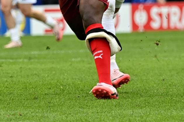 15.06.2024, xjrdrx, Fussball EM 2024, Ungarn - Schweiz emspor, v.l. Kurios Breel Donald Embolo (Schweiz) verliert eine Bandage vor dem Tor zum 1:3 (DFL DFB REGULATIONS PROHIBIT ANY USE OF PHOTOGRAPHS as IMAGE SEQUENCES and or QUASI-VIDEO) Köln