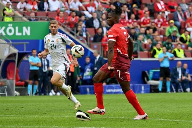 15.06.2024, xjrdrx, Fussball EM 2024, Ungarn - Schweiz emspor, v.l. Kurios Breel Donald Embolo (Schweiz) verliert eine Bandage kurz vor dem Tor zum 1:3 (DFL DFB REGULATIONS PROHIBIT ANY USE OF PHOTOGRAPHS as IMAGE SEQUENCES and or QUASI-VIDEO) Köln