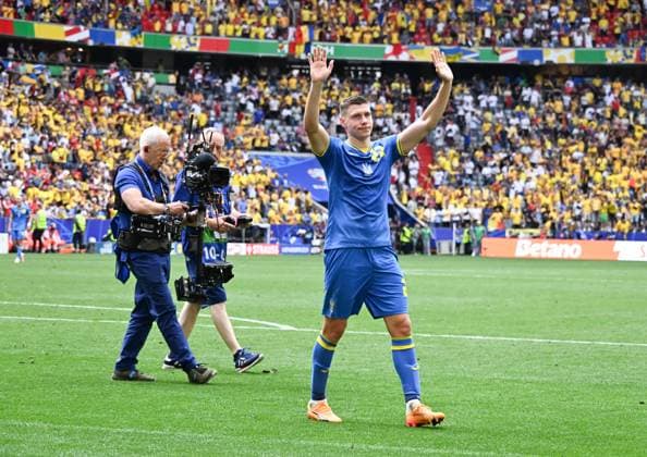 17.06.2024, xsltx, Fussball EM 2024, Rumänien - Ukraine emspor, v.l. Mykola Matvienko (Nationalmannschaft Ukraine) entschuldigt sich bei den Fans für die dürftige Vorstellung gegen Rumänien (DFL DFB REGULATIONS PROHIBIT ANY USE OF PHOTOGRAPHS as IMAGE SEQUENCES and or QUASI-VIDEO) München