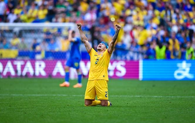 Andrei Ratiu (Romania) bejubelt auf den Knien den Sieg, UEFA EURO, EM, Europameisterschaft,Fussball 2024 - Group E, Romania vs Ukraine, Fussball Arena Muenchen am 17. June 2024 in Muenchen, Deutschland. (Foto von Silas Schueller DeFodi Images) Andrei Ratiu (Romania) knees and celebrates the win, UEFA EURO 2024 - Group E, Romania vs Ukraine, Munich Football Arena on June 17, 2024 in Muenchen, Germany. (Photo by Silas Schueller DeFodi Images) Muenchen Munich Football Arena Bavaria Germany