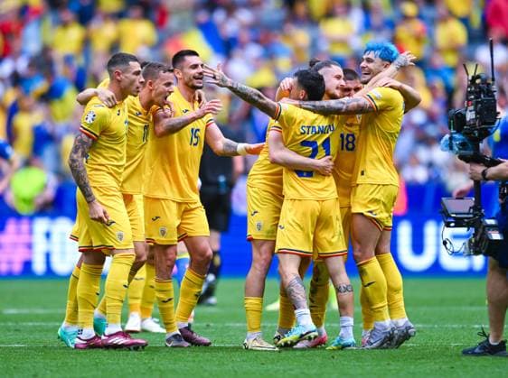 Andrei Burca (Romania), Nicusor Bancu (Romania), Florinel Coman (Romania), Nicolae Stanciu (Romania), Radu Dragusin (Romania) und Andrei Ratiu (Romania) bejubeln den Sieg, UEFA EURO, EM, Europameisterschaft,Fussball 2024 - Group E, Romania vs Ukraine, Fussball Arena Muenchen am 17. June 2024 in Muenchen, Deutschland. (Foto von Silas Schueller DeFodi Images) Andrei Burca (Romania), Nicusor Bancu (Romania), Florinel Coman (Romania), Nicolae Stanciu (Romania), Radu Dragusin (Romania) und Andrei Ratiu (Romania) celebrate the win and smile, UEFA EURO 2024 - Group E, Romania vs Ukraine, Munich Football Arena on June 17, 2024 in Muenchen, Germany. (Photo by Silas Schueller DeFodi Images) Muenchen Munich Football Arena Bavaria Germany
