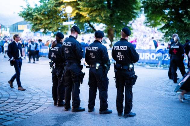 14.06.2024 - Fußball, Europameisterschaft 2024 in Deutschland, Public Viewing München Deutschland - Schottland: Polizisten in der Fanzone München im Olympiapark. München Bayern Deutschland Olympiapark
