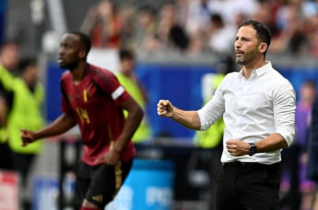 17.06.2024, xscotx, Fussball EM 2024, Belgien - Slowakei, emspor, v.l. Trainer Domenico Tedesco (Belgien Belgische Fußballnationalmannschaft Equipe de Belgique de football) jubeln jubelnd bejubelt jubelt jubeln Jubel gibt Anweisungen, gestikuliert, mit den Armen gestikulieren gives instructions, gesticulate, gesticolando. Frankfurt am Main
