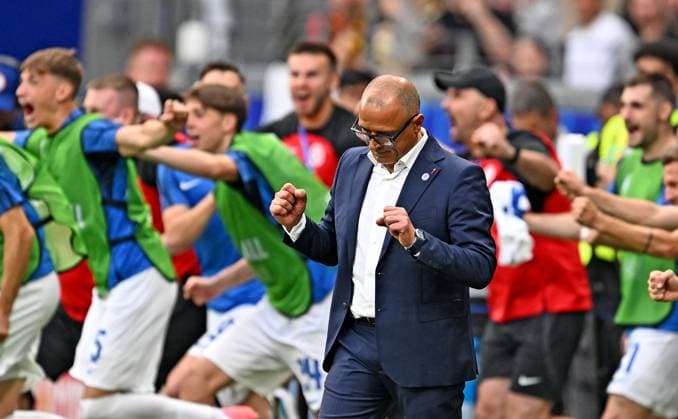 17.06.2024, xscotx, Fussball EM 2024, Belgien - Slowakei, emspor, v.l. Trainer Francesco Calzona (Slowakei Slowakische Fußballnationalmannschaft Slovenska futbalova reprezentacia) jubeln jubelt nach Spielende. jubeln jubelt nach Spielende. Frankfurt am Main
