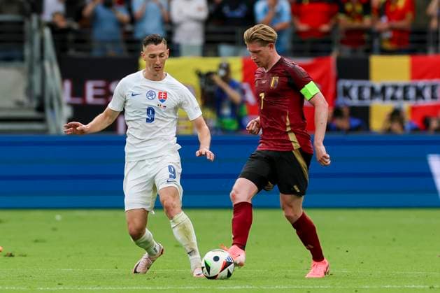 Robert BoÅ¾enik (Slovakia) und Kevin De Bruyne (Belgium) kaempfen um den Ball, UEFA EURO, EM, Europameisterschaft,Fussball 2024 - Group E, Belgium vs Slovakia, Arena Frankfurt, 17.06.2024, Frankfurt am Main, Deutschland.