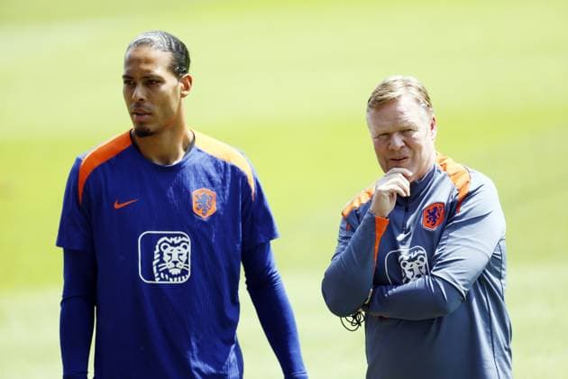 WOLFSBURG - (l-r) Virgil van Dijk, National Coach Ronald Koeman during a training session of the Dutch national team, Nationalteam in the AOK Stadium on June 18, 2024 in Wolfsburg, Germany. The Dutch national team is preparing for the group match at the European Football Championship in Germany against France. ANP KOEN VAN WEEL UEFA EURO, EM, Europameisterschaft,Fussball 2024 Germany 2024 xVIxANPxSportx xxANPxIVx 501398609 originalFilename: 501398609.jpg