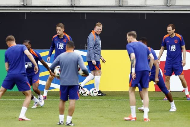WOLFSBURG - National coach Ronald Koeman during a training session of the Dutch national team, Nationalteam in the AOK Stadium on June 18, 2024 in Wolfsburg, Germany. The Dutch national team is preparing for the group match at the European Football Championship in Germany against France. ANP KOEN VAN WEEL UEFA EURO, EM, Europameisterschaft,Fussball 2024 Germany 2024 xVIxANPxSportx xxANPxIVx 501399037 originalFilename: 501399037.jpg