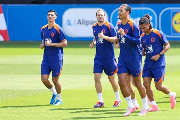 2024-06-18 Training Session Netherlands WOLFSBURG, GERMANY - JUNE 18: Tijjani Reijnders of the Netherlands, Daley Blind of the Netherlands, Virgil van Dijk of the Netherlands and Nathan Ake of the Netherlands during a training session prior to the Group D - UEFA EURO, EM, Europameisterschaft,Fussball 2024 match between Netherlands and France at AOK Stadium on June 18, 2024 in Wolfsburg, Germany. (Photo by Peter Lous BSR Agency) Wolfsburg Germany Content not available for redistribution in The Netherlands directly or indirectly through any third parties. Copyright: xBSRxAgencyx