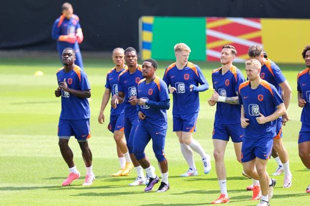2024-06-18 Training Session Netherlands WOLFSBURG, GERMANY - JUNE 18: Brian Brobbey of the Netherlands, Xavi Simons of the Netherlands, Denzel Dumfries of the Netherlands, Steven Bergwijn of the Netherlands, Jerdy Schouten of the Netherlands, Wout Weghorst of the Netherlands and Matthijs de Ligt of the Netherlands during a training session prior to the Group D - UEFA EURO, EM, Europameisterschaft,Fussball 2024 match between Netherlands and France at AOK Stadium on June 18, 2024 in Wolfsburg, Germany. (Photo by Peter Lous BSR Agency) Wolfsburg Germany Content not available for redistribution in The Netherlands directly or indirectly through any third parties. Copyright: xBSRxAgencyx
