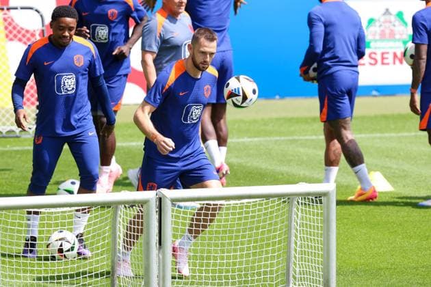 2024-06-18 Training Session Netherlands WOLFSBURG, GERMANY - JUNE 18: Stefan de Vrij of the Netherlands during a training session prior to the Group D - UEFA EURO, EM, Europameisterschaft,Fussball 2024 match between Netherlands and France at AOK Stadium on June 18, 2024 in Wolfsburg, Germany. (Photo by Peter Lous BSR Agency) Wolfsburg Germany Content not available for redistribution in The Netherlands directly or indirectly through any third parties. Copyright: xBSRxAgencyx