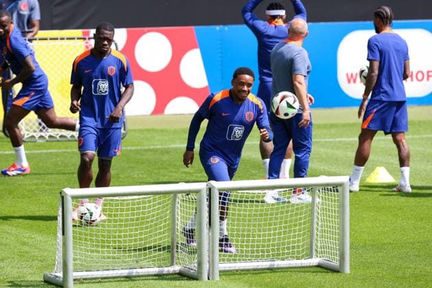 2024-06-18 Training Session Netherlands WOLFSBURG, GERMANY - JUNE 18: Steven Bergwijn of the Netherlands during a training session prior to the Group D - UEFA EURO, EM, Europameisterschaft,Fussball 2024 match between Netherlands and France at AOK Stadium on June 18, 2024 in Wolfsburg, Germany. (Photo by Peter Lous BSR Agency) Wolfsburg Germany Content not available for redistribution in The Netherlands directly or indirectly through any third parties. Copyright: xBSRxAgencyx