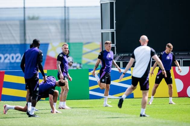 UEFA EURO 2024: Abschlusstraining Deutschland; 18.06.2024 Toni Kroos (Deutschland, 8) dehnt sich UEFA EURO 2024: Abschlusstraining Deutschland vor dem Spiel gegen Ungarn; Herzobase, Herzogenaurach am 18.06.2024 Copyright: xBEAUTIFULxSPORTS Wunderlx