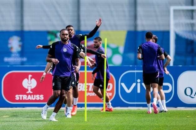 UEFA EURO 2024: Abschlusstraining Deutschland; 18.06.2024 Warm Up Jonathan Tah (Deutschland, 4) UEFA EURO 2024: Abschlusstraining Deutschland vor dem Spiel gegen Ungarn; Herzobase, Herzogenaurach am 18.06.2024 Copyright: xBEAUTIFULxSPORTS Wunderlx