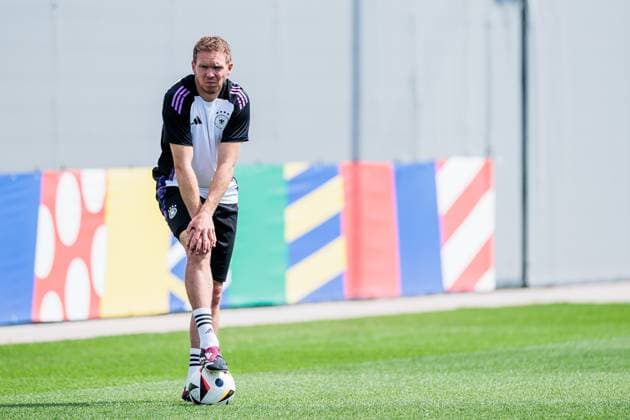 UEFA EURO 2024: Abschlusstraining Deutschland; 18.06.2024 Julian Nagelsmann (Trainer, Bundestrainer Deutschland) beobachtet das Torwarttraining UEFA EURO 2024: Abschlusstraining Deutschland vor dem Spiel gegen Ungarn; Herzobase, Herzogenaurach am 18.06.2024 Copyright: xBEAUTIFULxSPORTS Wunderlx
