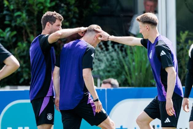 UEFA EURO 2024: Abschlusstraining Deutschland; 18.06.2024 Thomas Müller (Deutschland, 13) und Chris Führich (Deutschland, 11) geben Maximilian Mittelstädt (Deutschland, 18) Ohrschnipser UEFA EURO 2024: Abschlusstraining Deutschland vor dem Spiel gegen Ungarn; Herzobase, Herzogenaurach am 18.06.2024 Copyright: xBEAUTIFULxSPORTS Wunderlx