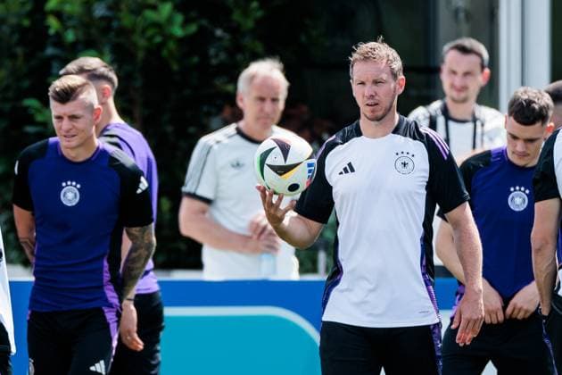 UEFA EURO 2024: Abschlusstraining Deutschland; 18.06.2024 Julian Nagelsmann (Trainer, Bundestrainer Deutschland) mit Ball UEFA EURO 2024: Abschlusstraining Deutschland vor dem Spiel gegen Ungarn; Herzobase, Herzogenaurach am 18.06.2024 Copyright: xBEAUTIFULxSPORTS Wunderlx