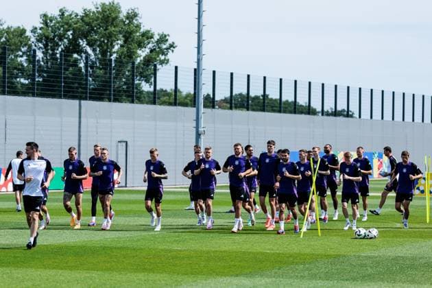 UEFA EURO 2024: Abschlusstraining Deutschland; 18.06.2024 Warmlaufen zu Trainingsbeginn UEFA EURO 2024: Abschlusstraining Deutschland vor dem Spiel gegen Ungarn; Herzobase, Herzogenaurach am 18.06.2024 Copyright: xBEAUTIFULxSPORTS Wunderlx