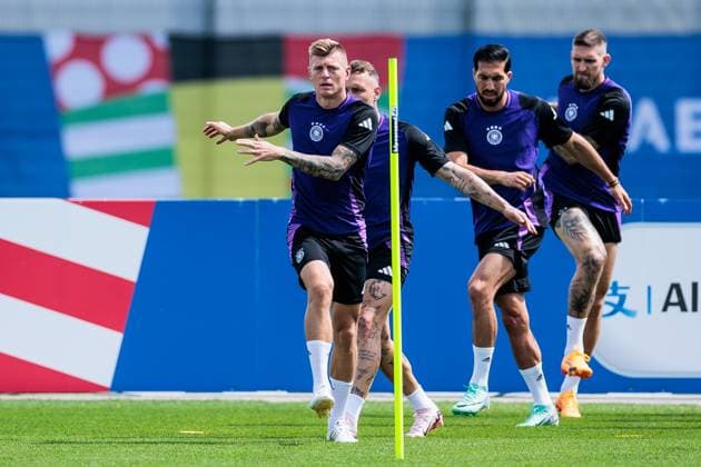 UEFA EURO 2024: Abschlusstraining Deutschland; 18.06.2024 Warm Up Toni Kroos (Deutschland, 8) UEFA EURO 2024: Abschlusstraining Deutschland vor dem Spiel gegen Ungarn; Herzobase, Herzogenaurach am 18.06.2024 Copyright: xBEAUTIFULxSPORTS Wunderlx