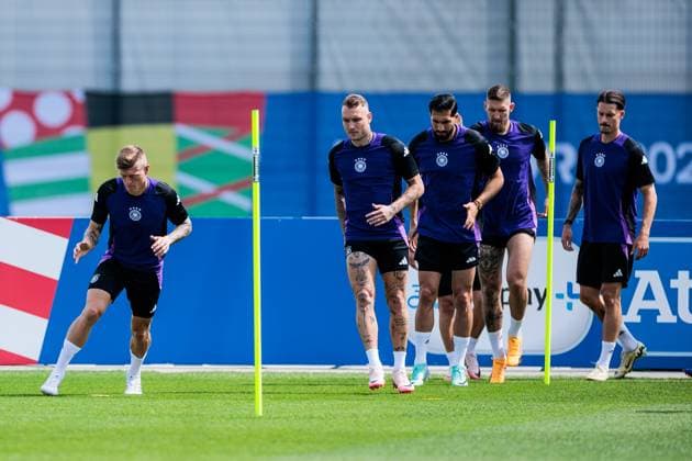 UEFA EURO 2024: Abschlusstraining Deutschland; 18.06.2024 Warm Up Toni Kroos (Deutschland, 8), David Raum (Deutschland, 3) UEFA EURO 2024: Abschlusstraining Deutschland vor dem Spiel gegen Ungarn; Herzobase, Herzogenaurach am 18.06.2024 Copyright: xBEAUTIFULxSPORTS Wunderlx