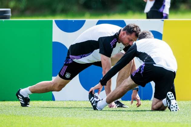 UEFA EURO 2024: Abschlusstraining Deutschland; 18.06.2024 Michael Fuchs (Torwarttrainer Deutschland) und Andreas Kronenberg (Torwarttrainer Deutschland) dehnen sich UEFA EURO 2024: Abschlusstraining Deutschland vor dem Spiel gegen Ungarn; Herzobase, Herzogenaurach am 18.06.2024 Copyright: xBEAUTIFULxSPORTS Wunderlx