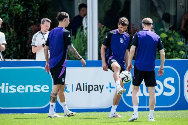 UEFA EURO 2024: Abschlusstraining Deutschland; 18.06.2024 Thomas Müller (Deutschland, 13) am Ball UEFA EURO 2024: Abschlusstraining Deutschland vor dem Spiel gegen Ungarn; Herzobase, Herzogenaurach am 18.06.2024 Copyright: xBEAUTIFULxSPORTS Wunderlx