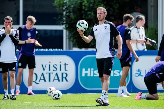 UEFA EURO 2024: Abschlusstraining Deutschland; 18.06.2024 Julian Nagelsmann (Trainer, Bundestrainer Deutschland) mit Ball UEFA EURO 2024: Abschlusstraining Deutschland vor dem Spiel gegen Ungarn; Herzobase, Herzogenaurach am 18.06.2024 Copyright: xBEAUTIFULxSPORTS Wunderlx
