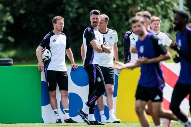 UEFA EURO 2024: Abschlusstraining Deutschland; 18.06.2024 Julian Nagelsmann (Trainer, Bundestrainer Deutschland), Sandro Wagner (Co-Trainer Deutschland) beobachten das Training UEFA EURO 2024: Abschlusstraining Deutschland vor dem Spiel gegen Ungarn; Herzobase, Herzogenaurach am 18.06.2024 Copyright: xBEAUTIFULxSPORTS Wunderlx