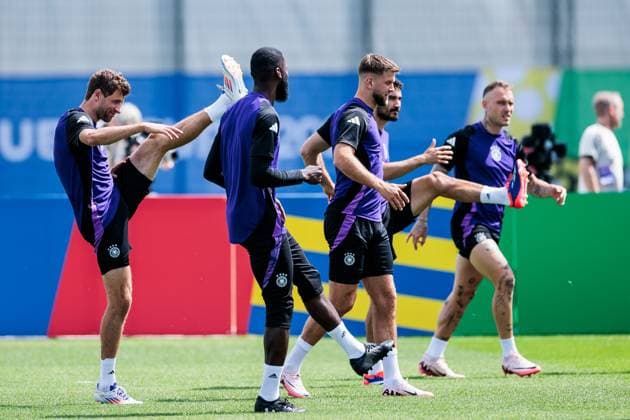 UEFA EURO 2024: Abschlusstraining Deutschland; 18.06.2024 Thomas Müller (Deutschland, 13) dehnt sich UEFA EURO 2024: Abschlusstraining Deutschland vor dem Spiel gegen Ungarn; Herzobase, Herzogenaurach am 18.06.2024 Copyright: xBEAUTIFULxSPORTS Wunderlx