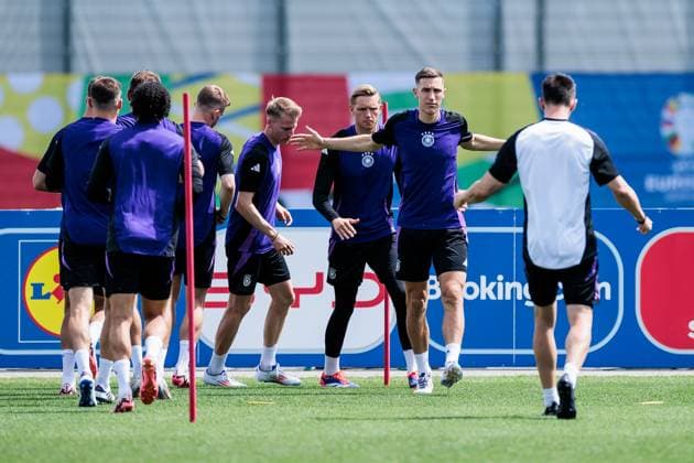 UEFA EURO 2024: Abschlusstraining Deutschland; 18.06.2024 Warm Up Nico Schlotterbeck (Deutschland, 15) UEFA EURO 2024: Abschlusstraining Deutschland vor dem Spiel gegen Ungarn; Herzobase, Herzogenaurach am 18.06.2024 Copyright: xBEAUTIFULxSPORTS Wunderlx